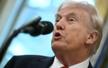 Le président américain Donald Trump parle à la presse dans le Bureau ovale de la Maison Blanche, à Washington, le 30 septembre 2025