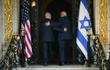 Le président américain Donald Trump (d.) et le Premier ministre israélien Benjamin Netanyahu entrent ensemble dans la résidence de M. Trump de Mar-a-Lago en Floride (Etats-Unis), le 29 décembre 2025