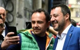 Le ministre italien de l'Intérieur Matteo Salvini (d) fait un selfie avec un supporter dans les rues de Mila le 19 mai 2019