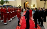 Le roi du Maroc Mohammed VI et le président français Emmanuel Macron arrivent au Palais royal de la capitale Rabat le 28 octobre 2024