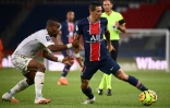 L'ailier argentin du PSG Angel Di Maria à la lutte avec Habib Maïga du FC Metz, lors d'un match de Ligue 1 disputé au Parc des Princes, le 16 septembre 2020