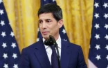 Le nouveau président de la Réserve fédérale (Fed), Kevin Warsh (g), lors d'une cérémonie d'investiture à la Maison Blanche, le 22 mai 2026 à Washington