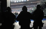 Des forces de sécurité lors du match d'ouverture de l'Euro-2016 au Stade de France à Saint-Denis près de Paris, le 10 juin 2016