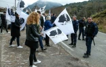 Emmanuel Macron accueilli à Cozzano en Corse par des dizaines de drapeaux corses encadrés par les forces de l'ordre, le 4 avril 2019