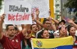 Des Vénézuéliens antichavistes manifestent devant l'ambassade de leur pays, le 10 janvier 2019 à Lima, au Pérou
