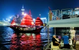 Des touristes à bord d'un bateau prennent des photos de la jonque "Duk Ling", le 27 novembre 2020 à Hong Kong