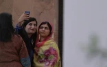 Malala Yousafzai (C) avec une journaliste prenant un selfie, à Islamabad le 30 mars 2018