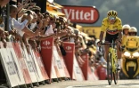 Le Belge Greg Van Avermaet, qui a porté le maillot jaune pendant 8 jours, franchit la ligne d'arrivée de la 10e étape au Grand-Bornand, le 17 juillet 2018