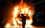 Une voiture en feu lors d'émeutes visant des immigrés à Ballymena, le 10 juin 2025 en Irlande du Nord