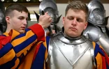 Des gardes suisses enfilent leur armure, dans l'armurerie du Vatican, avant l'entraînement quotidien, le 26 avril 2023