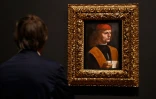 Un visiteur admire le tableau "Portrait d'un musicien" lors de la rétrospective consacrée à Léonard de Vinci au Musée du Louvre, le 22 octobre 2019 à Paris