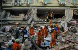 Les équipes de secours s'efforcent d'évacuer les résidents piégés sous les décombres d'un immeuble effondré à Mandalay, en Birmanie, le 30 mars 2025
