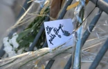 Des fleurs et des cartes déposées devant l'église avant les funérailles de Lola, le 24 octobre 2022, à Paris