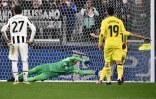 L'attaquant de Villareal Gerard Moreno (d) ouvre le score sur penalty face au gardien polonais de la Juventus, Wojciech Szczesny, lors du 8e de finale retour de la la Ligue des Champions, le 16 mars 2022 Ă Turin