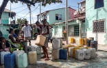 Des habitants de Santa Cruz del Islote s'approvisionnent en eau, le 17 juin 2020