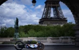 Le cycliste paralympique français Florian Jouanny pose sur le pont Bir-Hakeim à Paris le 6 mai 2024, avant les Jeux olympiques et paralympiques de Paris 2024