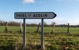 Un panneau indiquant Thiel-sur-Acolin dans l'Allier, le 19 janvier 2018, où Hu Keqin a acheté 900 hectares de terres agricoles