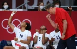 Le sélectionneur des Bleues Olivier Krumbholz savoure le triomphe de son équipe face à la Russie en finale du tornoi de hand à Tokyo, le 8 août 2021 