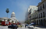Des équipes de secours sur les lieux d'une explosion survenue dans l'hôtal Saratoga en travaux, le 6 mai 2022 à La Havane, à Cuba