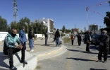 Des Tunisiens au chômage attendant près d'un bâtiment officiel à Sidi Bouzid, le 28 octobre 2020.