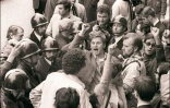 Daniel Cohn-Bendit (c-poing levé) chante "l'Internationale" le 6 mai 1968 à Paris, entouré de forces de l'ordre et d'autres étudiants contestataires