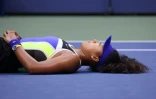 Naomi Osaka s'allonge sur le court Arthur-Ashe après sa victoire dans l'US Open 2020 à New York, le 12 septembre 2020