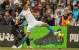L'attaquant de l'OM Florian Thauvin (d) à la lutte avec celui de Nîmes Faitout Maouassa, en L1 au Vélodrome, le 13 avril 2019  