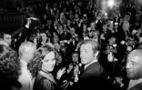 L'acteur français Jean-Paul Belmondo et l'actrice italienne Laura Antonelli arrivent pour la projection du film "Stavinsky" réalisé par Alain Resnais lors du 27e Festival de Cannes à Cannes, le 13 mai 1974
