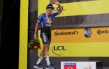 Le coureur d'Alpecin-Deceuninck Jasper Philipsen sur le podium de la 7e étape du Tour de France à Bordeaux, le 7 juillet 2023