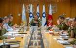 Le chef de l'armée, le lieutenant-général Herzi Halevi (c), participe à une réunion avec les membres de l'état-major à la base militaire de Kirya, à Tel-Aviv, le 14 avril 2024