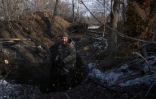 Photo diffusée le 26 février 2025 par le service de presse de l'armée ukrainienne montrant un soldat ukrainien creusant une tranchée, dans la région de Donetsk