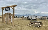 Des festivaliers au Burning Man dans le Nevada, transformé en champ de boue par la pluie, le 3 septembre 2023