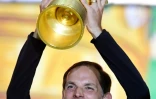 L'Allemand Thomas Tuchel, alors entraîneur à Dortmund, soulève le trophée de la Coupe d'Allemagne, après la victoire en finale face à l'Eintracht Frankfort, le 27 mai 2017 au stade Olympique à Berlin