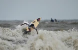 Le surfeur Mohammad Mannan prend des vagues le long d'une plage à Cox's Bazar, dans le sud-est du Bangladesh, le 22 juin 2026