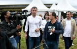 Le ministre de la Santé, Olivier Véran, assiste à une édition spéciale du festival de musique Solidays dédiée aux soignants, à l'hippodrome de Longchamp à Paris le 4 juillet 2021