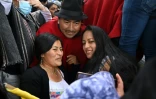 Le dirigeant indigène Leonidas Iza (C) avec des manifestants dans le parc Arbolito de Quito, le 26 juin 2022