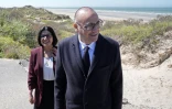 Le ministre français de l'Intérieur Laurent Nuñez (d) et son homologue britannique  Shabana Mahmood à Zuydcoote, dans le nord de la France, le 23 avril 2026