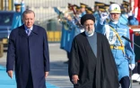 Le président turc Recep Tayyip Erdogan (g) et son homologue iranien Ebrahim Raïssi passent en revue la garde d'honneur, le 24 janvier 2024 à Ankara