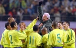 Les joueurs brésiliens célèbrent leur entraîneur Mario Zagallo,  à la fin d'un match amical contre la Corée du Sud à Séoul le 20 novembre 2002