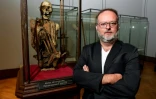 Serge Lemaitre, conservateur des collections Amériques Musée Art et Histoire (MAH) de Bruxelles, à côté d'une momie péruvienne au squelette recroquevillé, le 13 juillet 2020 à Bruxelles