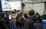 Des étudiants bloquent une entrée d'un bâtiment de l'université de Grenoble, le 3 mai 2018