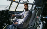 Un taliban dans le cockpit d'un avion de l'armée de l'air afghane sur le tarmac de l'aéroport de Kaboul, le 31 août 2021