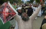 Un partisan du parti musulman extrémiste ASWJ (Ahle Sunnat Wal Jamaat) proteste contre l'acquittement de la chrétienne Asia Bibi dont il brandit le portrait barré de rouge, le 2 novembre 2018 à Islamabad