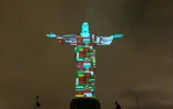 Projection des drapeaux de tous les pays infectés par le coronavirus, sur le Christ rédempteur de Rio de Janeiro, le 18 mars 2020