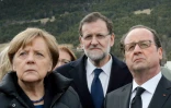 La chancelière allemande Angela Merkel, le Premier ministre Mariano Rajoy, et le président français François Hollande paient leur respect aux victimes au lendemain du crash de l'A320 de la compagnie allemande Germanwings, le 25 mars 2015 à Seyne-les-Alpes en France