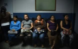 Un groupe de femmes enceintes attend dans une maternité de Guatemala City on January 26, 2016