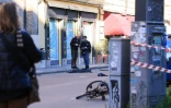 Des policiers sur les lieux où un conducteur a renversé et blessé huit personnes, le 16 mai 2026 à Modène, dans le nord de l'Italie  