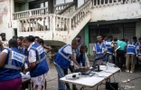 Des agents électoraux comptent les bulletins de vote à Accra, le 7 décembre 2024 au Ghana