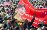 Des Birmans manifestent leur soutien à leur dirigeante Aung San Suu Kyi, le 9 décembre 2019 à Bago, en Birmanie