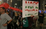 Des militants de gauche israéliens manifestent contre le gouvernement israélien devant la résidence du Premier ministre à Jérusalem, le 23 mai 2026